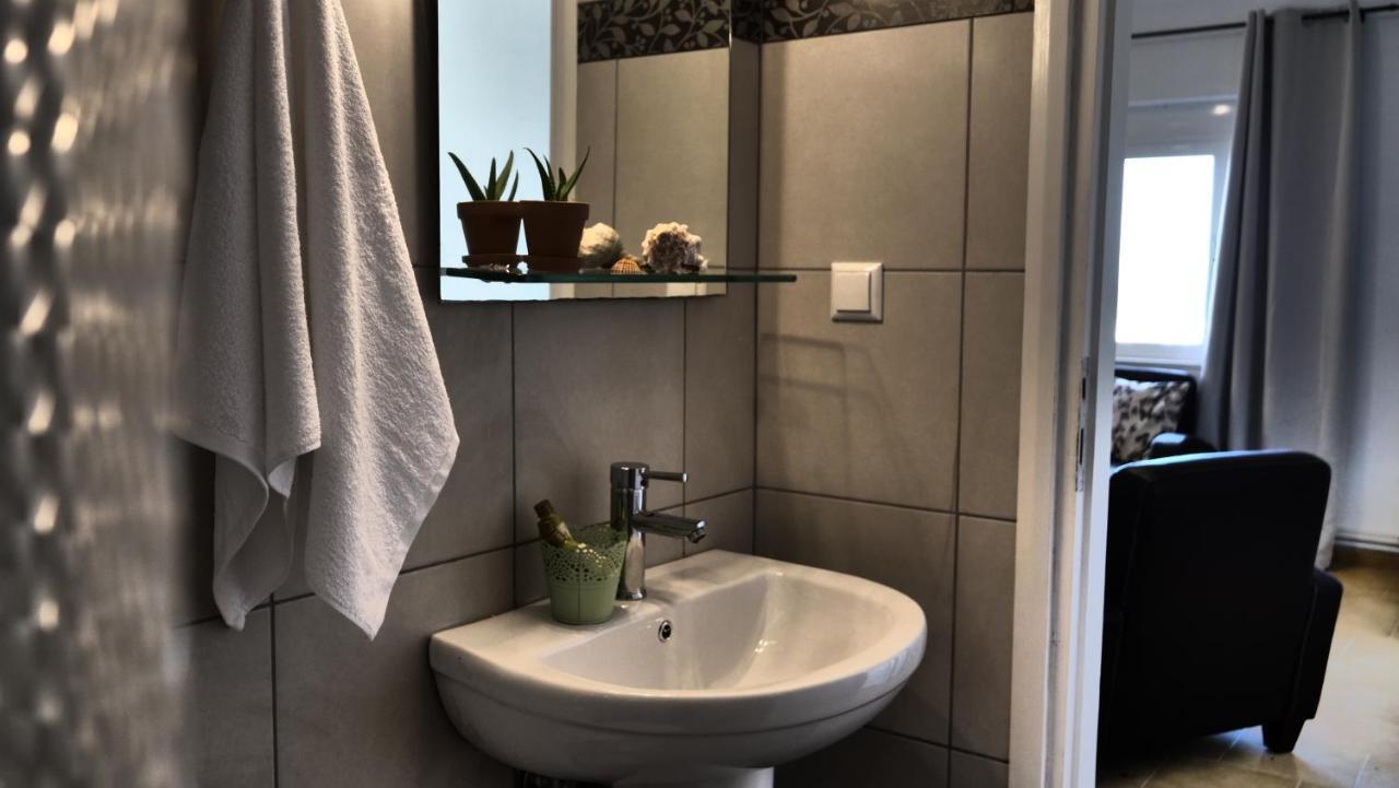 Thea Apartment Agia Marina Extérieur photo